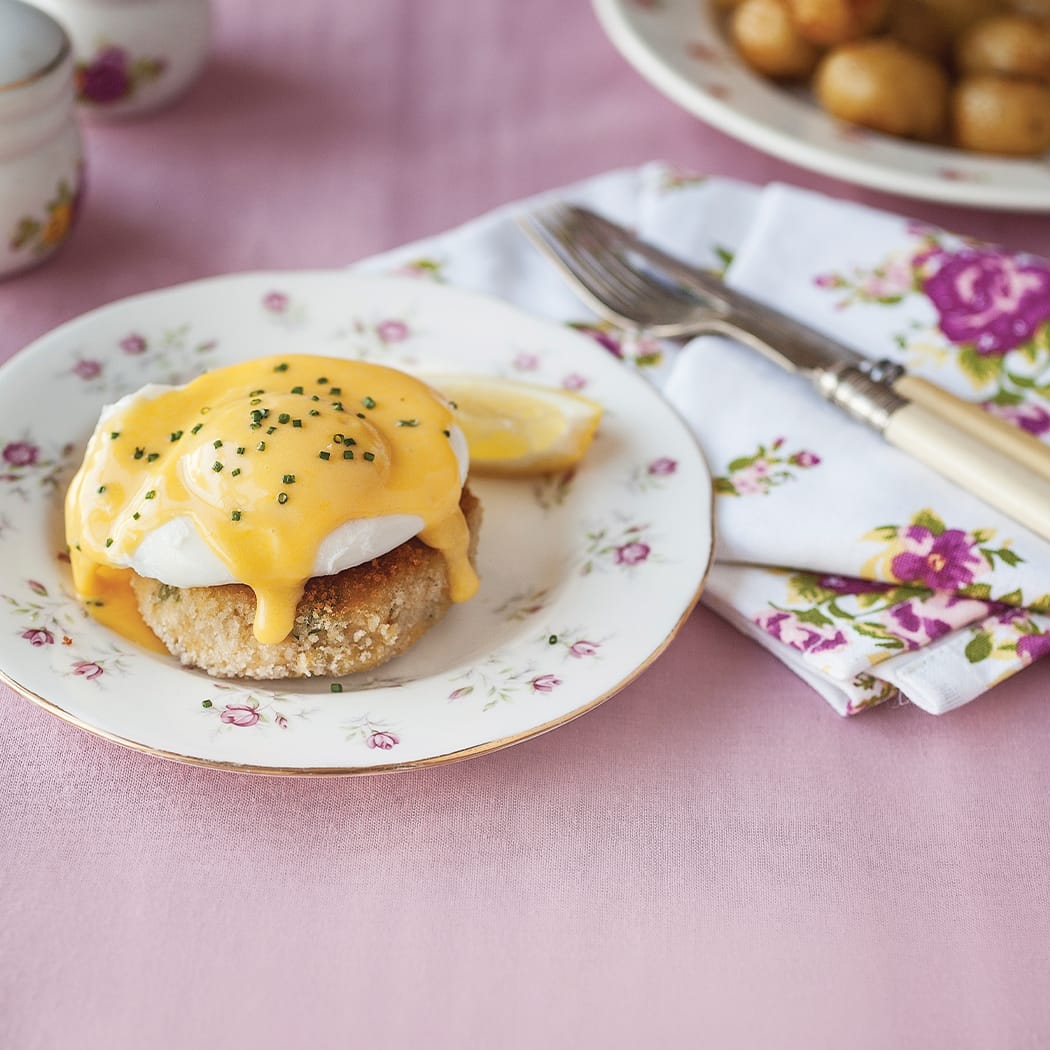Gluten-free crab cake Benedict | easyFood