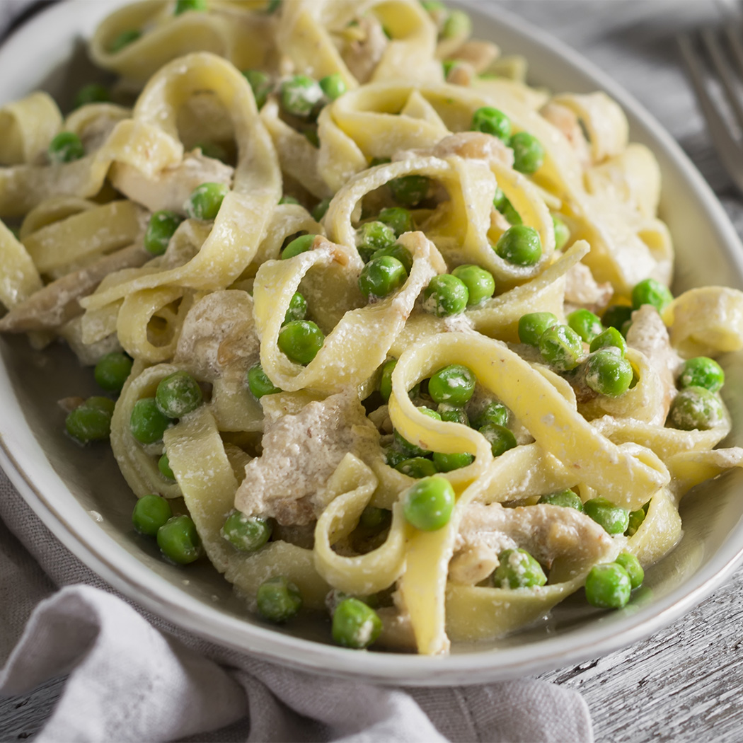 Creamy chicken and pea fettucine | easyFood