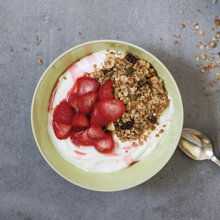Granola with yoghurt and roasted strawberries