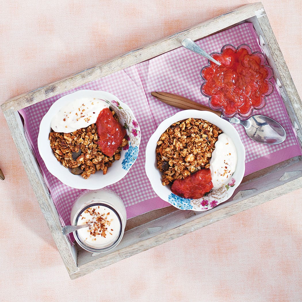 Homemade granola with yoghurt and stewed rhubarb | easyFood