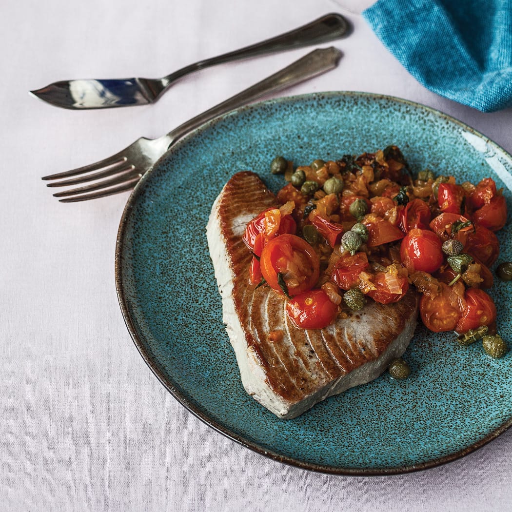 Pan-seared tuna with tomatoes and capers | easyFood