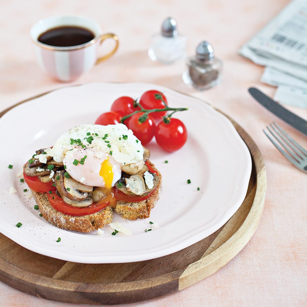 Poached eggs with tomato and mushroom recipe | easyFood