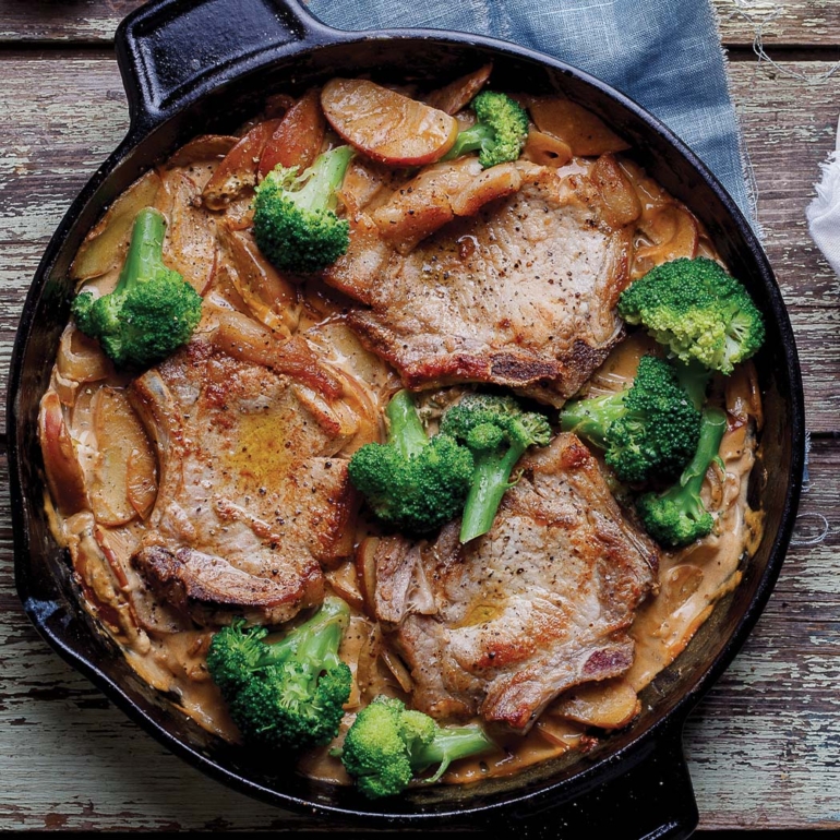 Pork with broccoli and apples