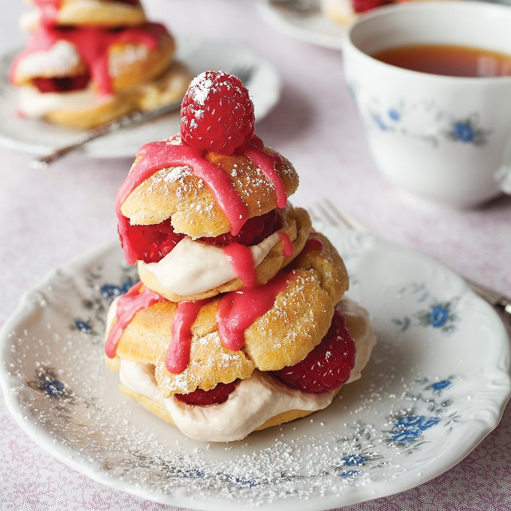 Raspberry cream puff (raspberry religieuse) easyFood