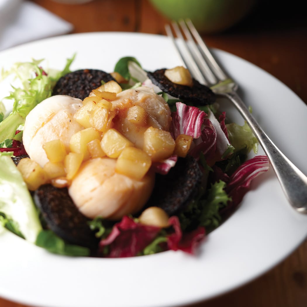 Seared scallops with apple compote | easyFood