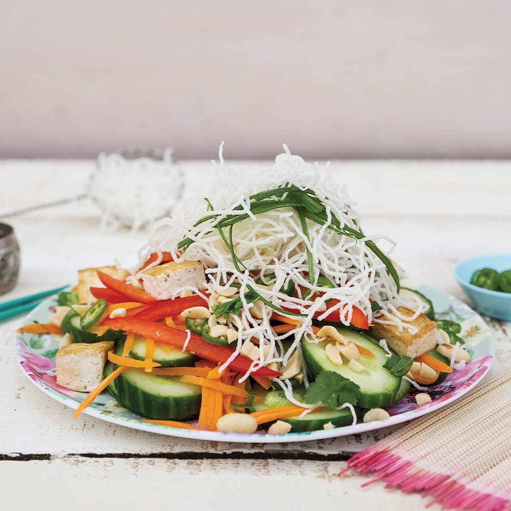 Asian cucumber salad with stir-fried tofu and crispy noodles | easyFood