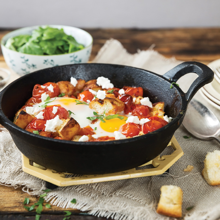 Baked eggs with tomatoes, crunchy croutons and Feta
