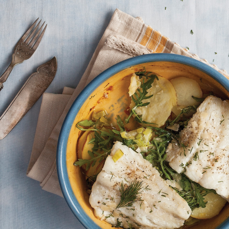 Baked fish with potatoes, leeks and rocket