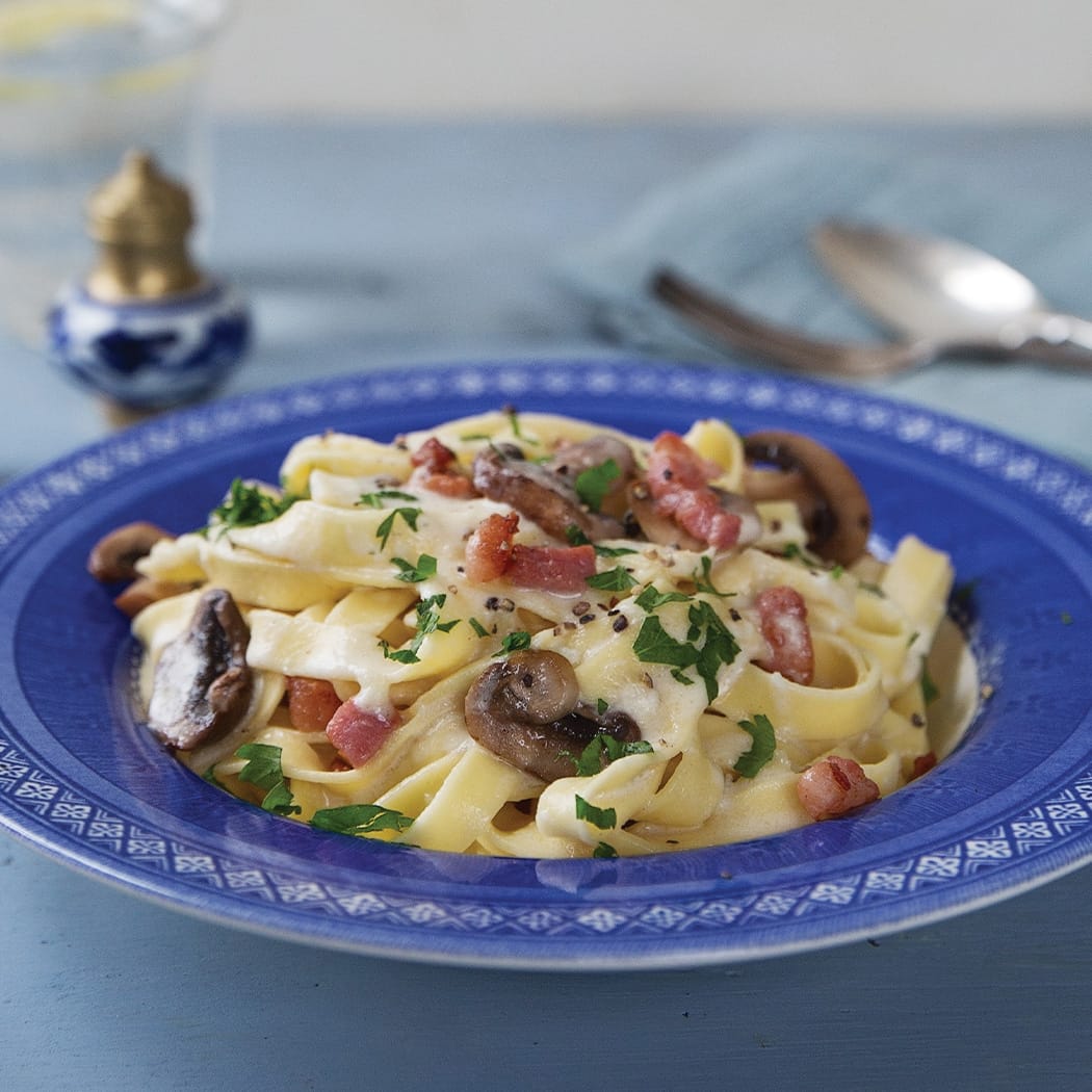 Creamy bacon and mushroom pasta recipe | easyFood