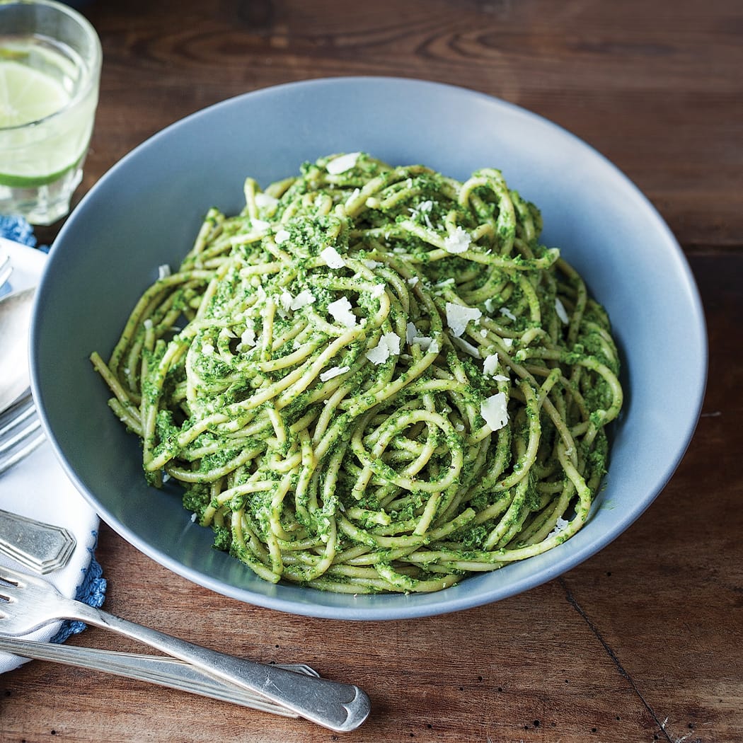 Whole-grain pasta with garlicky kale pesto | easyFood