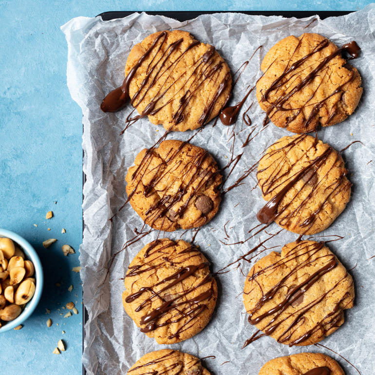 5-ingredient chocolate chip and peanut cookies
