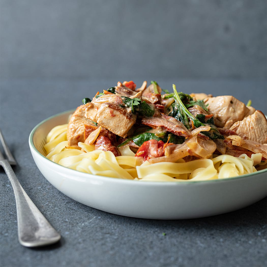 Creamy chicken and sun-dried tomato pasta | easyFood