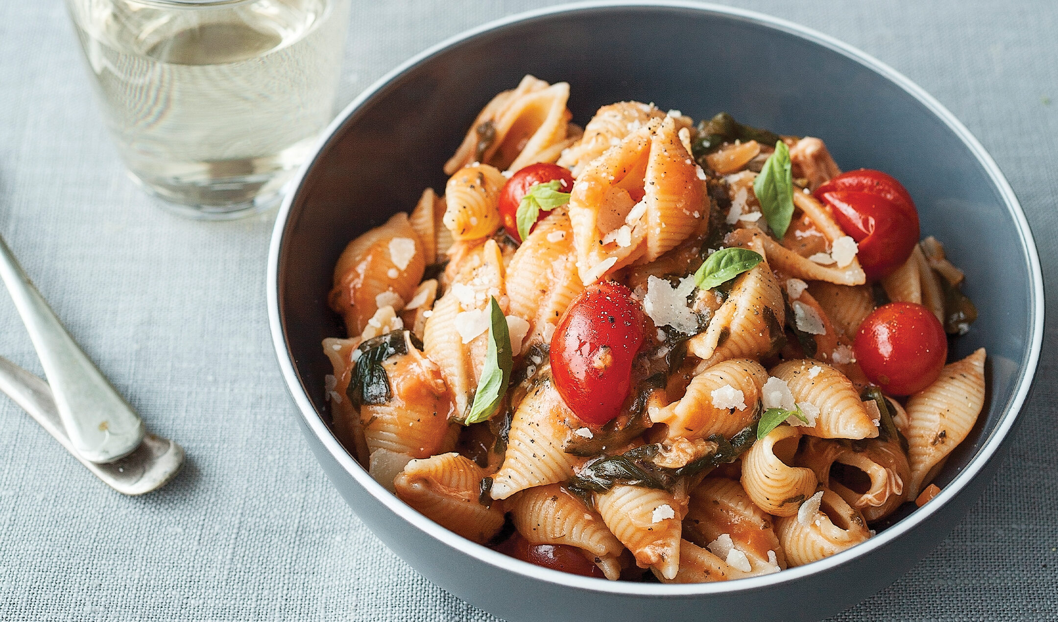Creamy spinach, chicken and tomato pasta recipe | easyFood