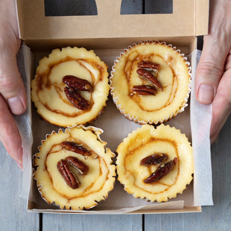 Mini cheesecakes with caramelised pecans