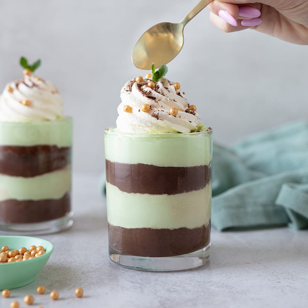 Mint chocolate mousse pots by Dr Oetker | easyFood