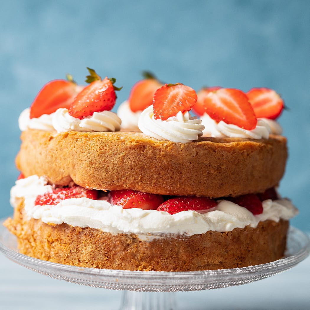 Strawberry ice cream sponge cake recipe | easyFood