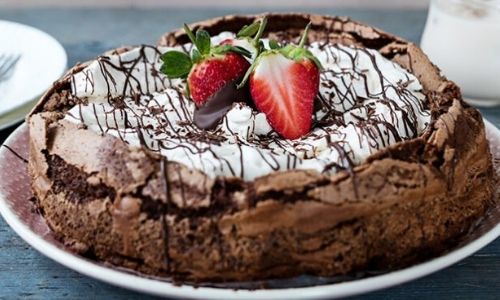 Decadent flourless chocolate coffee cake with Baileys whipped cream_easyfood