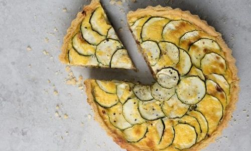 Courgette, sun-dried tomato, Cheddar and onion quiche_easyfood