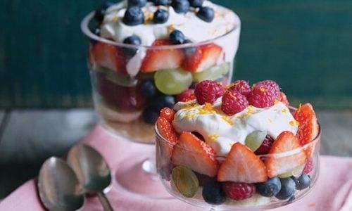Strawberry fruit salad with honey yoghurt_healthy snacks_easyfood
