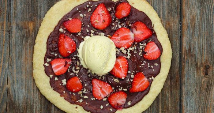 Strawberry, chocolate, and hazelnut pizza Easy Food