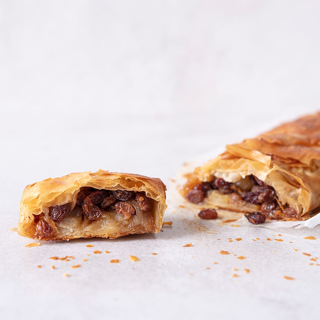 Apple and sultana strudel recipe | easyFood