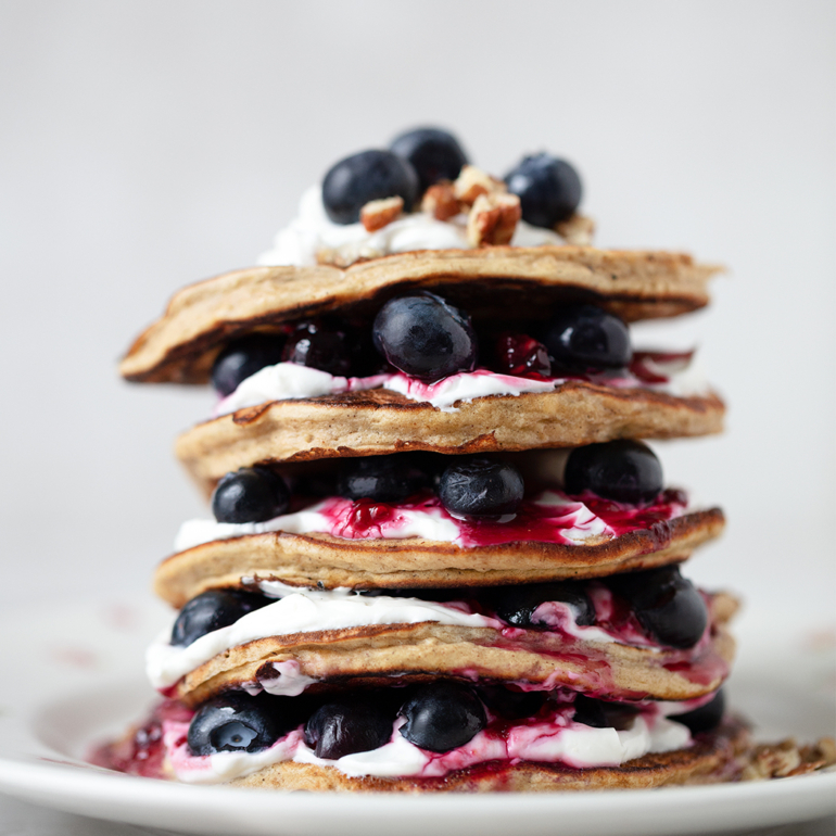 Banana oat pancakes with berry compote from Siúcra