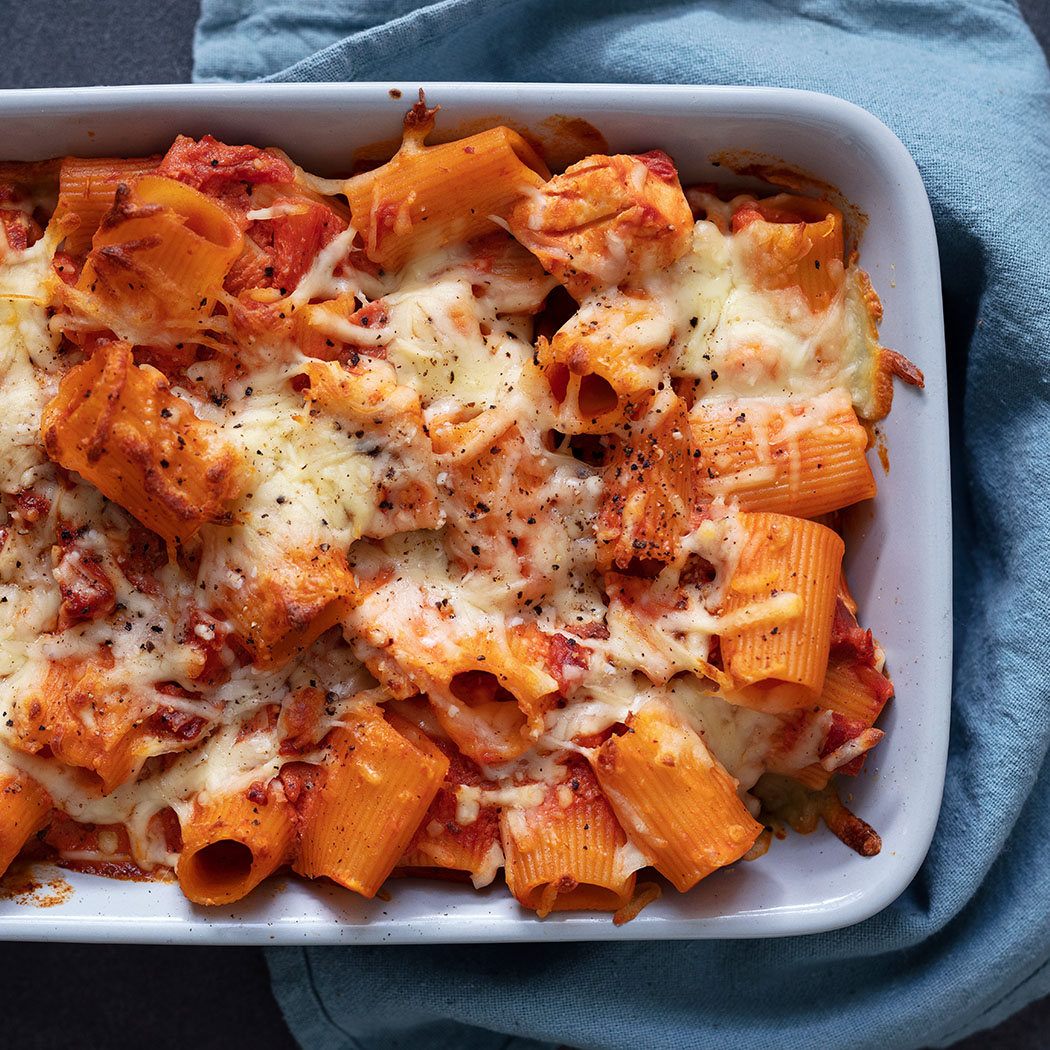 Chicken and chorizo pasta bake recipe | easyFood