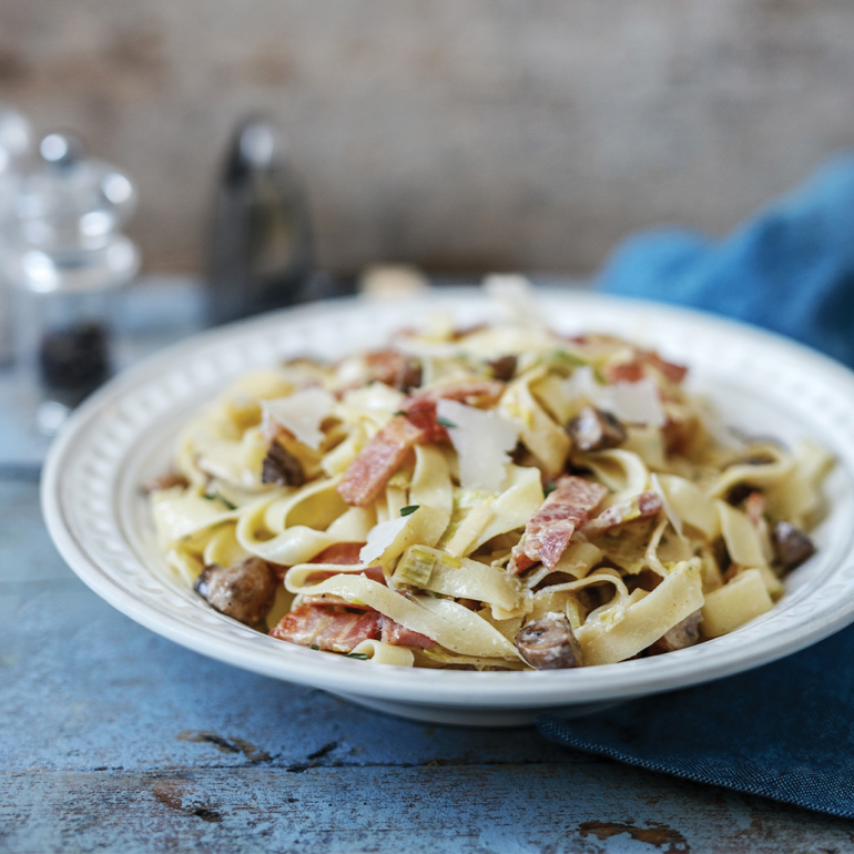 Creamy pappardelle with bacon, leeks and roasted mushrooms