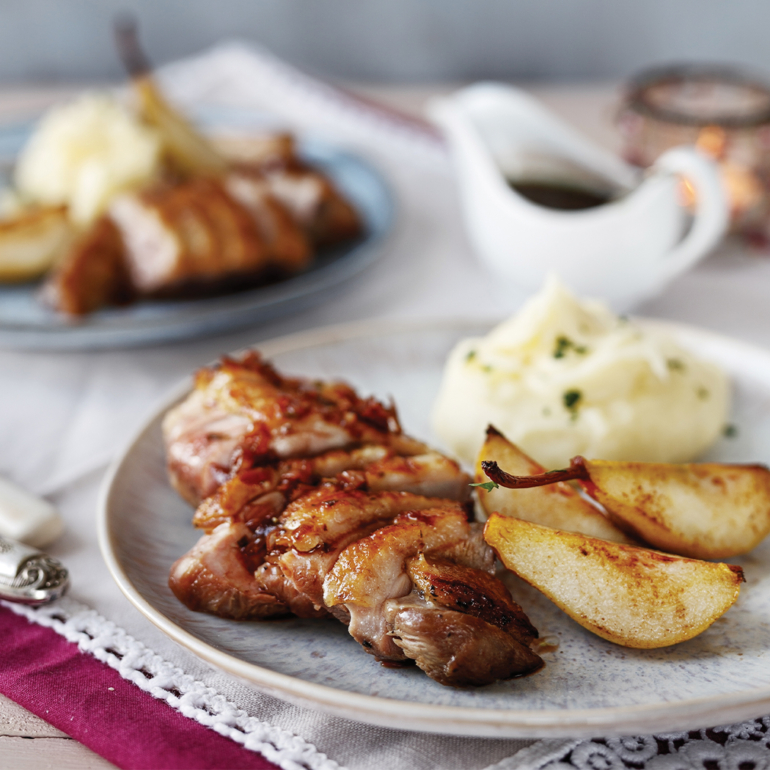 Crispy duck breasts with pear and shallots