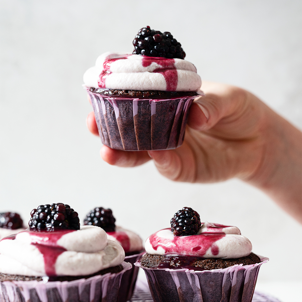 Dark chocolate and blackberry cupcakes recipe | easyFood