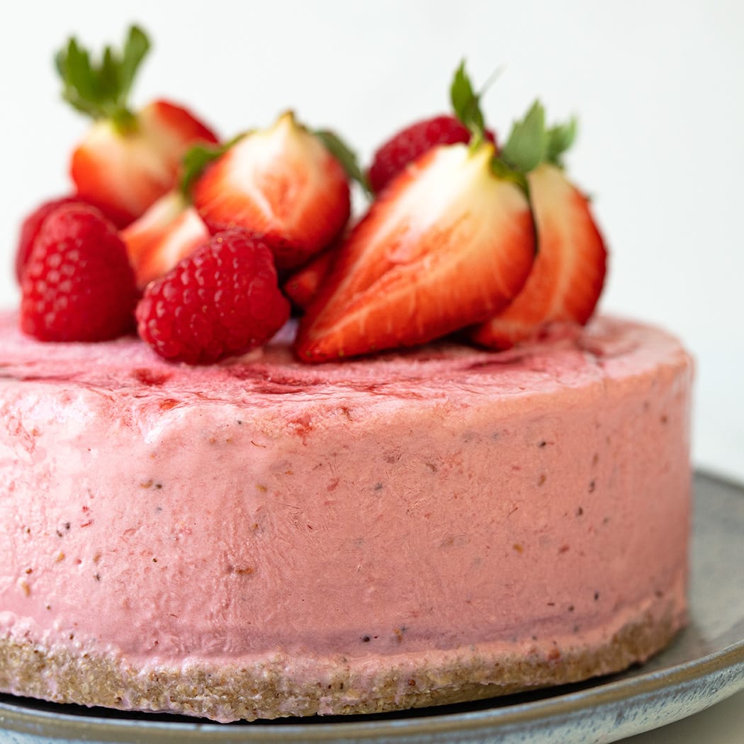 Frozen yoghurt cheesecake recipe | easyFood