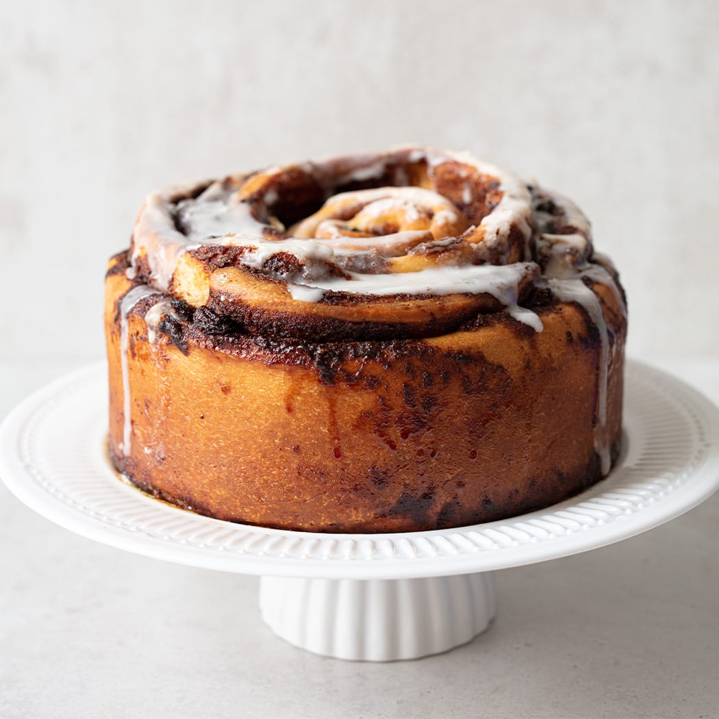 Giant cinnamon &amp; cardamom roll | easyFood