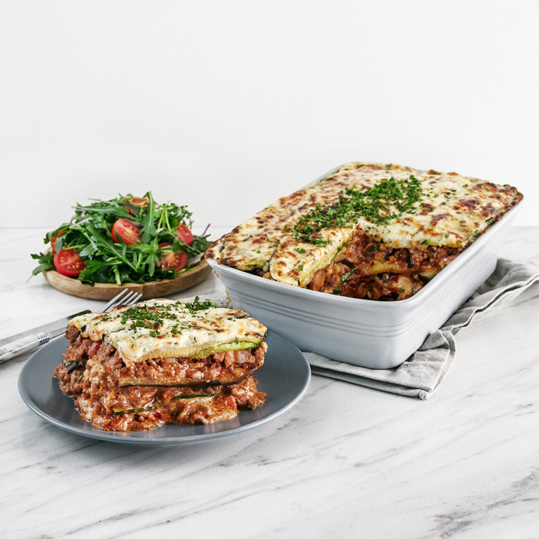 Low-carb beef lasagne with creamy cheese topping