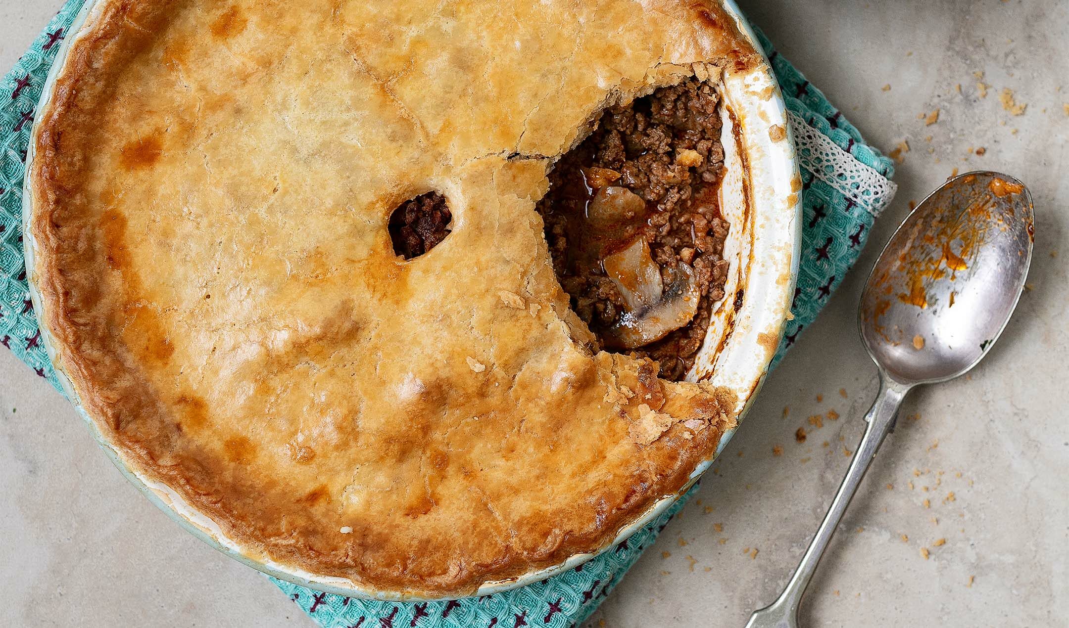 https://easyfood.ie/wp-content/uploads/2023/01/minced-beef-and-onion-pie_banner-image-2160x1270.jpg