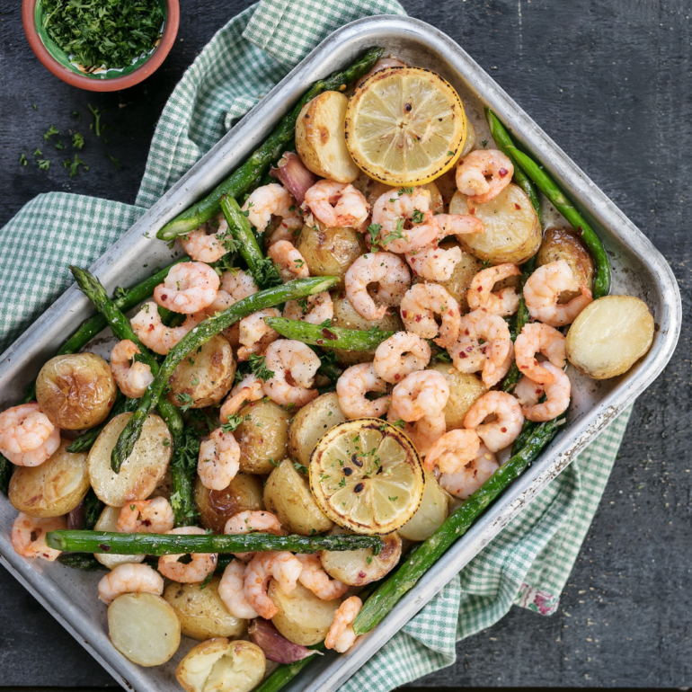 One-pan garlic prawns with potatoes and asparagus
