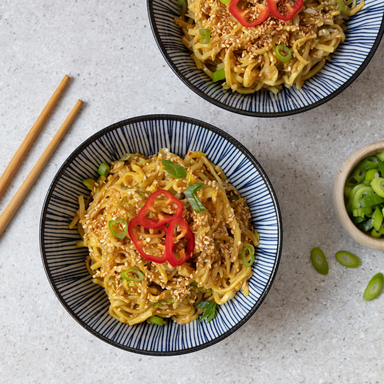 Quick noodles with spring onions, garlic and ginger