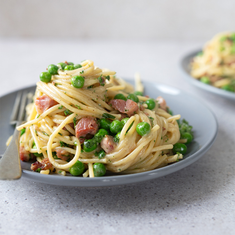 Pasta with bacon and peas