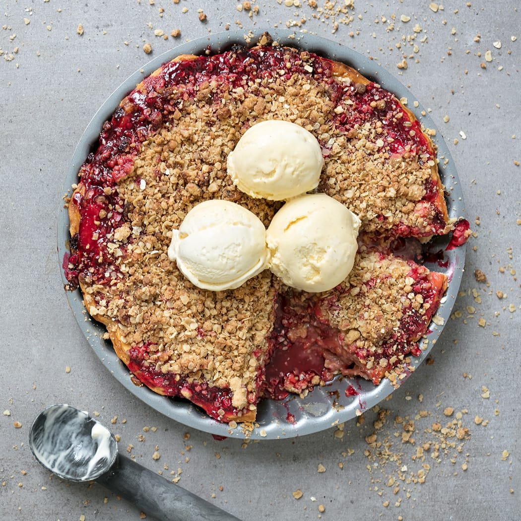 Rhubarb and strawberry crumble pie recipe | easyFood