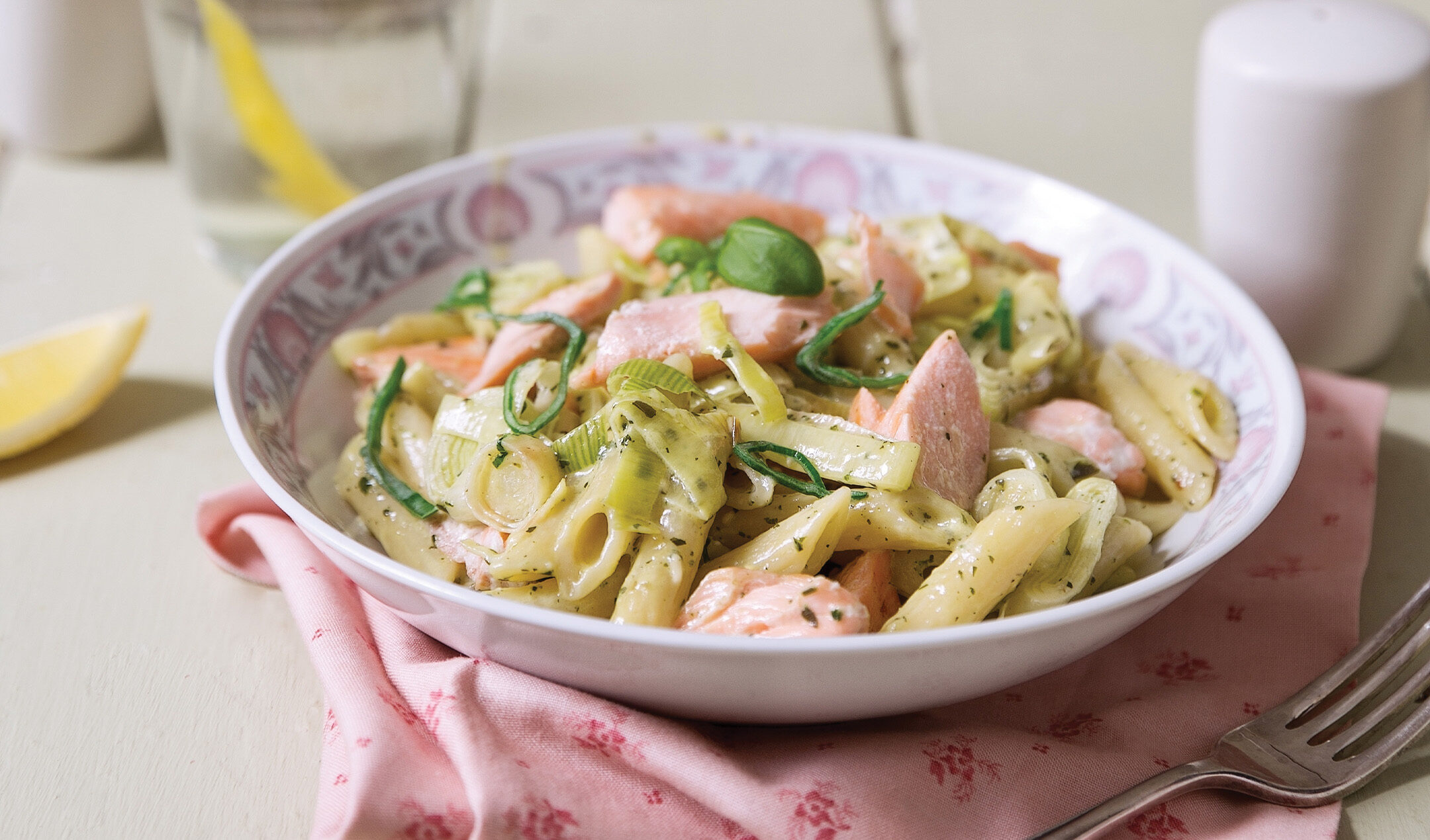 Salmon and leek pesto pasta recipe | easyFood