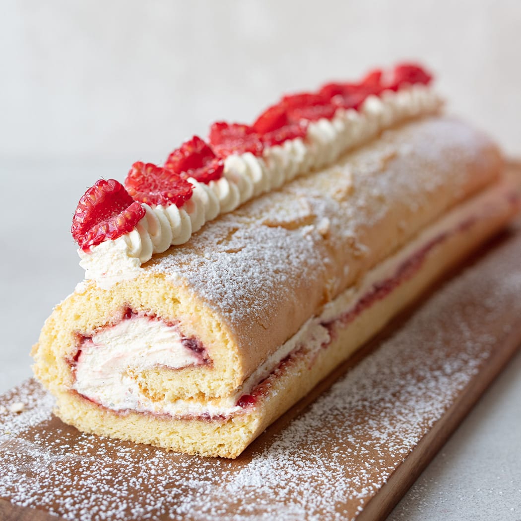 Raspberry and cream swiss roll | easyFood
