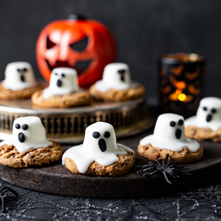 Melting marshmallow ghost cookies by Siúcra