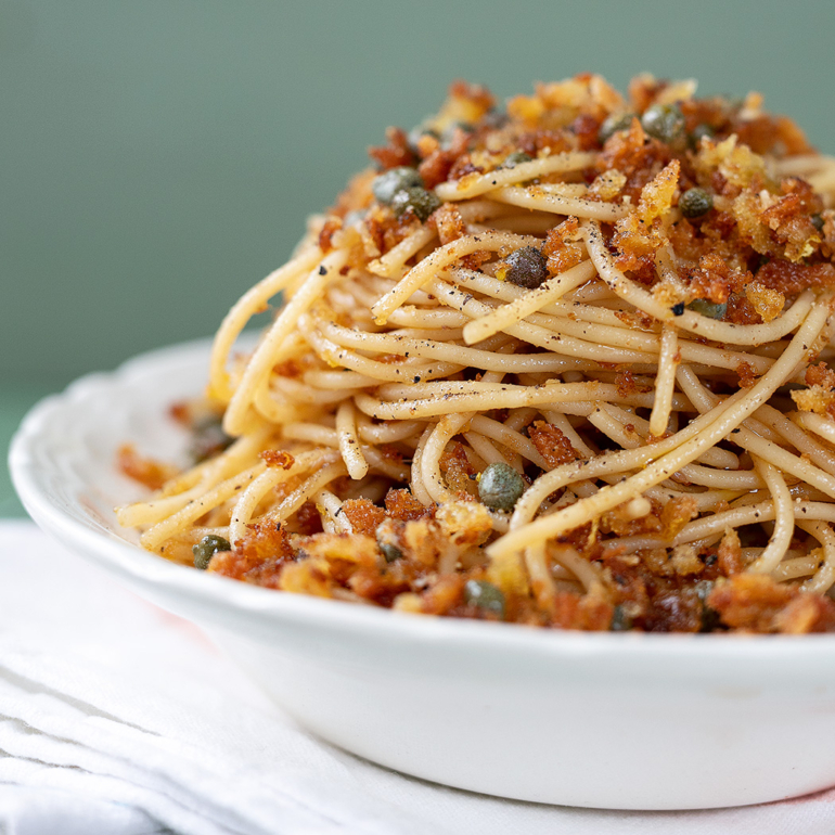 Spaghetti with anchovies, crumbs and capers