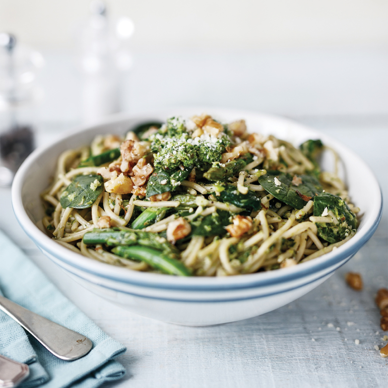 Spaghetti with spinach and asparagus pesto
