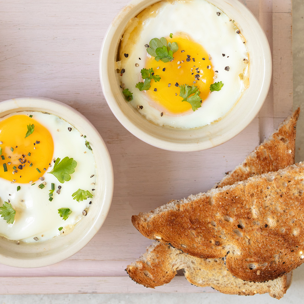 Spinach baked eggs with toast | easyFood