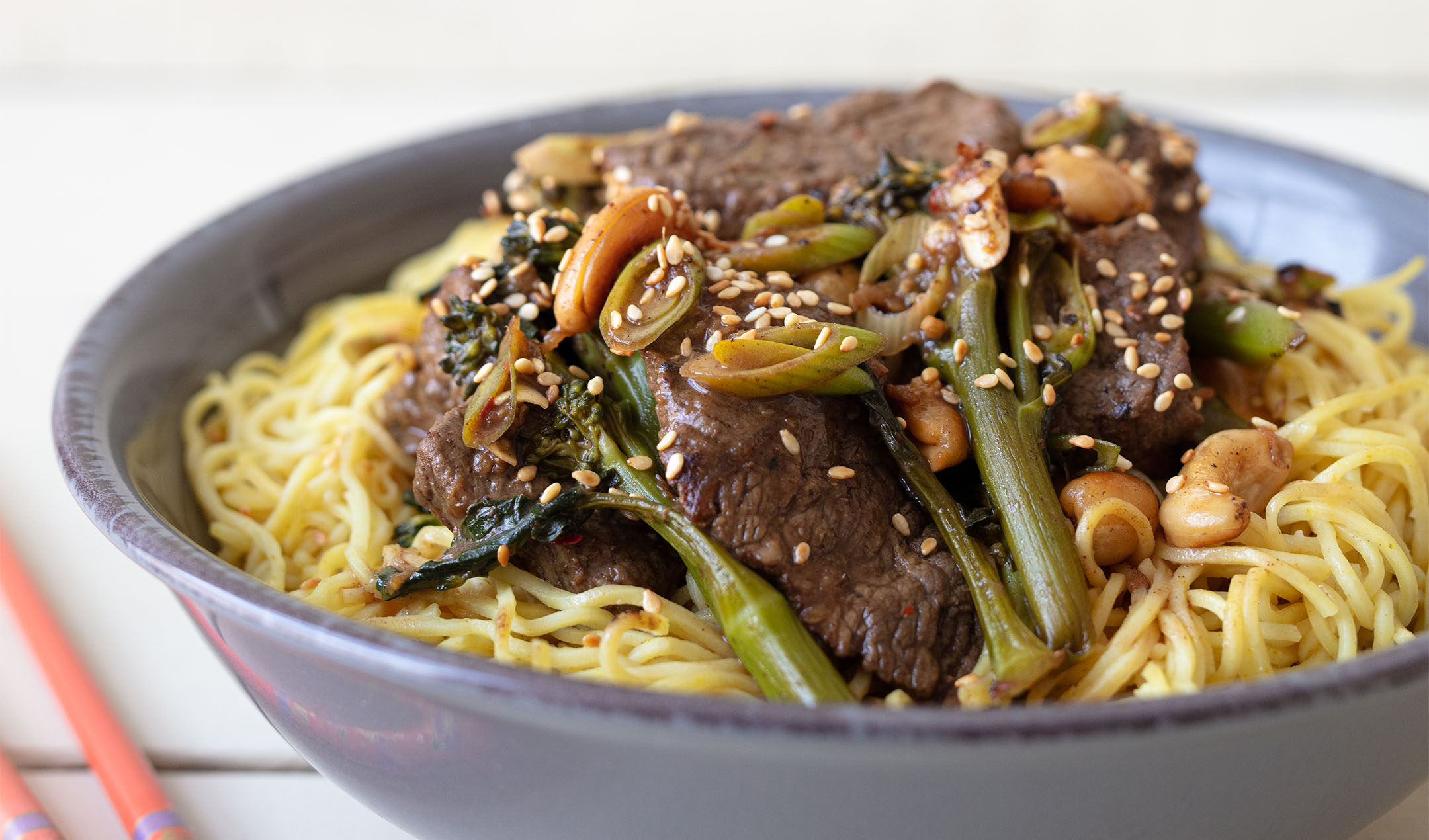 Sticky beef and cashew stir-fry | easyFood