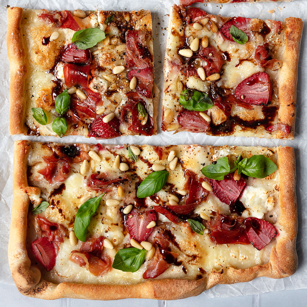 Strawberry, balsamic and goat's cheese pizza recipe | easyFood
