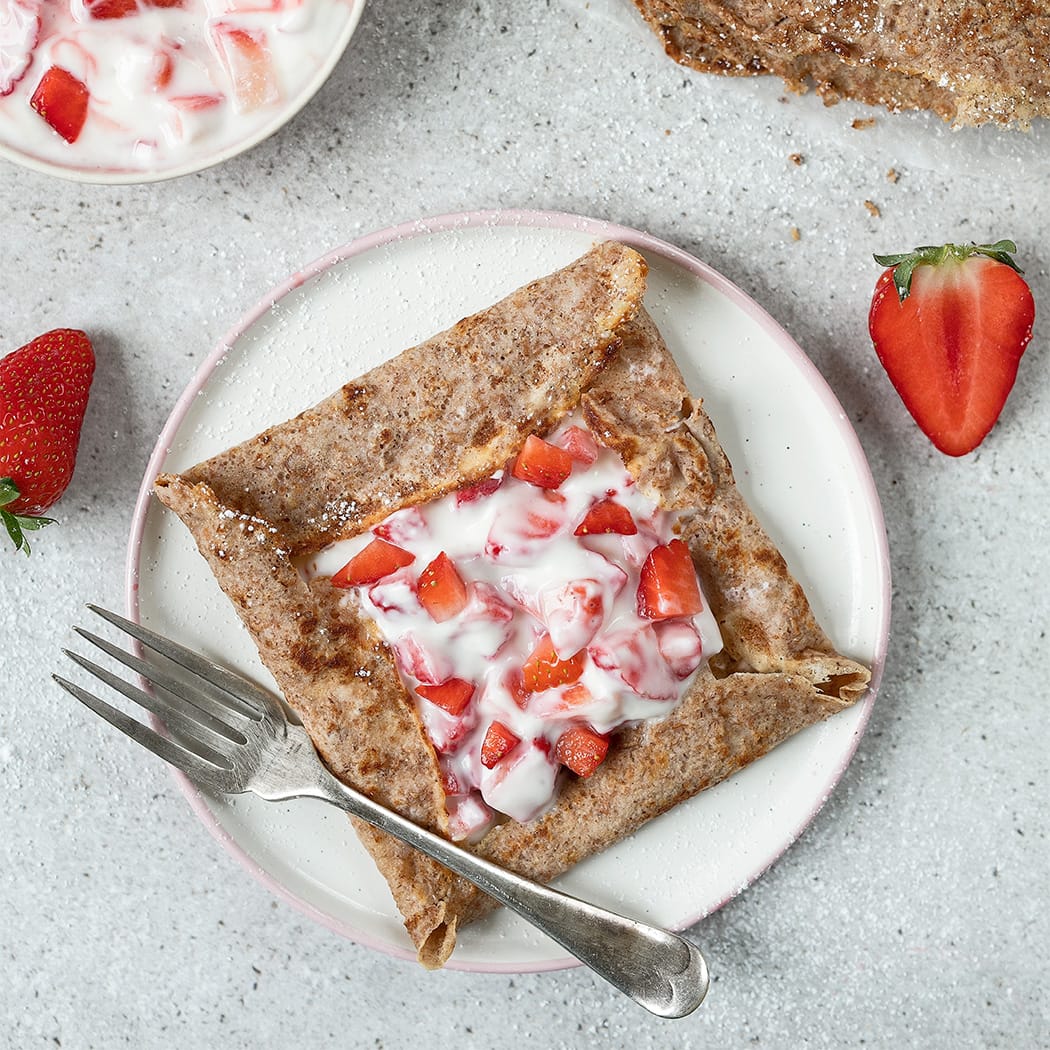 Strawberry yoghurt crêpes recipe | easyFood