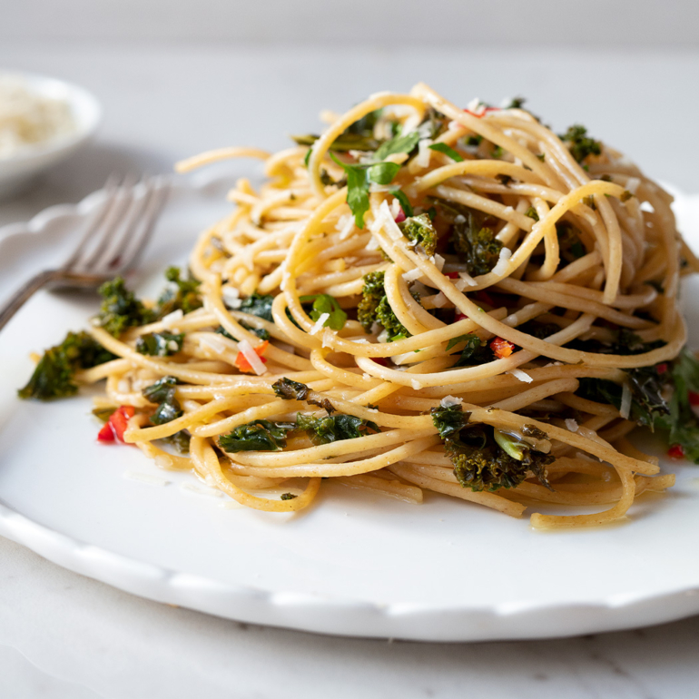 Spaghetti aglio e olio with kale