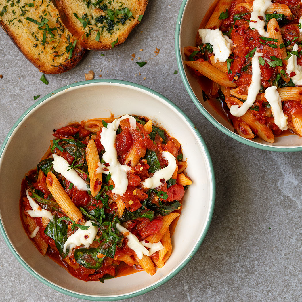 Spinach, tomato and mozzarella pasta | easyFood