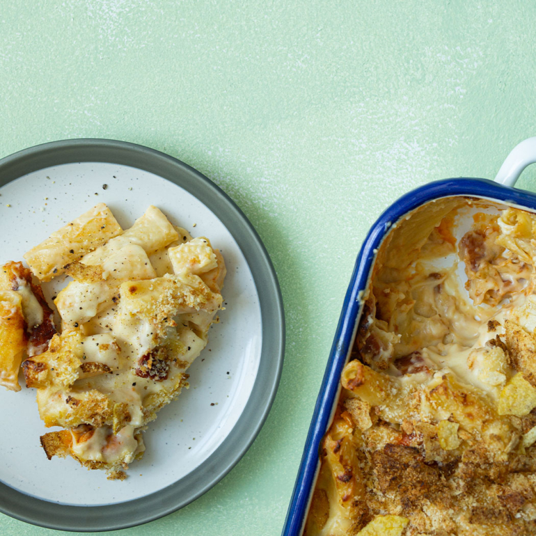 Spicy chicken and bacon mac ‘n’ cheese with Tayto crunch